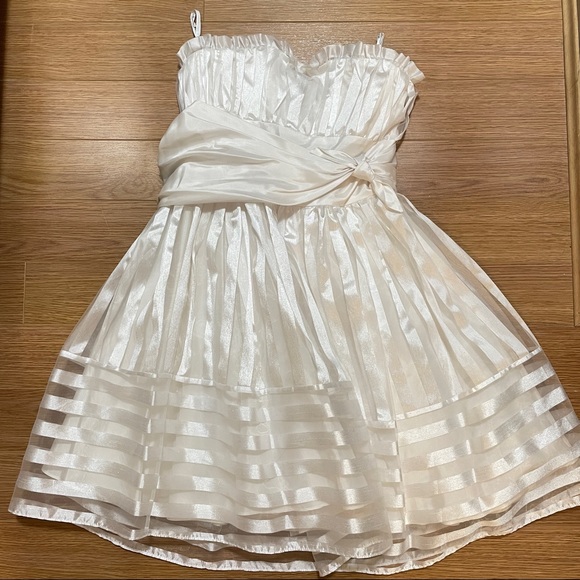 Betsey Johnson Dresses & Skirts - BETSEY JOHNSON WHITE SPARKLY STRAPLESS PROM DRESS